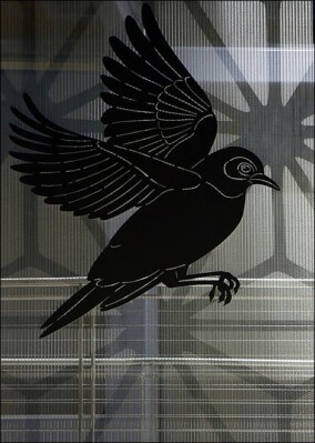 Künstlerisch gestaltetes GKD-Metallgewebe als Sonnenschutz für Schnellbahnstation