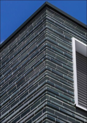 Reizvoll, ohne schrill zu wirken: Fassaden-Upgrade für ein Stahlskelett-Gebäude aus den 1960ern