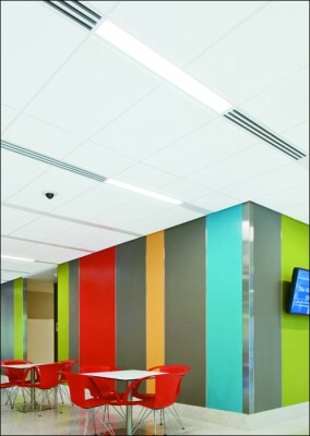 Armstrong überarbeitet seine TechZone-Decke, Trox optimiert dazu die Schlitzdurchlässe