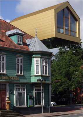 Goldfarbene Alu-Profiltafeln für das „fliegende Klassenzimmer“ von Soltaus Spielmuseum