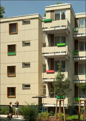 Mit Wellplatten im Stile der 1960er Jahre energetisch teilsaniertes Wohnheim