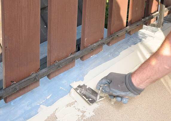 6/6 Die Traufbleche werden auf der Entlüftungsseite mit Triflex Spachtel eingeklebt.