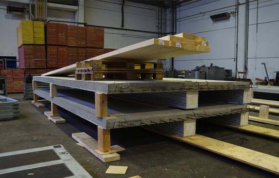 Die Vorfertigung der Holz-Beton-Hybriddecken wurde in einer baustellennahe Produktionshalle untergebracht.