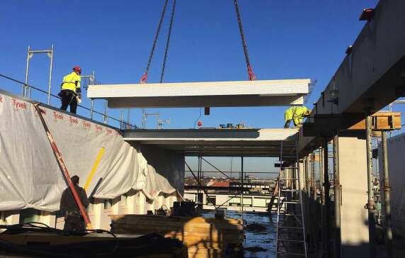 Deckenkonzept: Neben Stahlbeton als „Rückgrat“ kommen Holz-Beton-Verbunddecken in den Büros zum Einsatz.