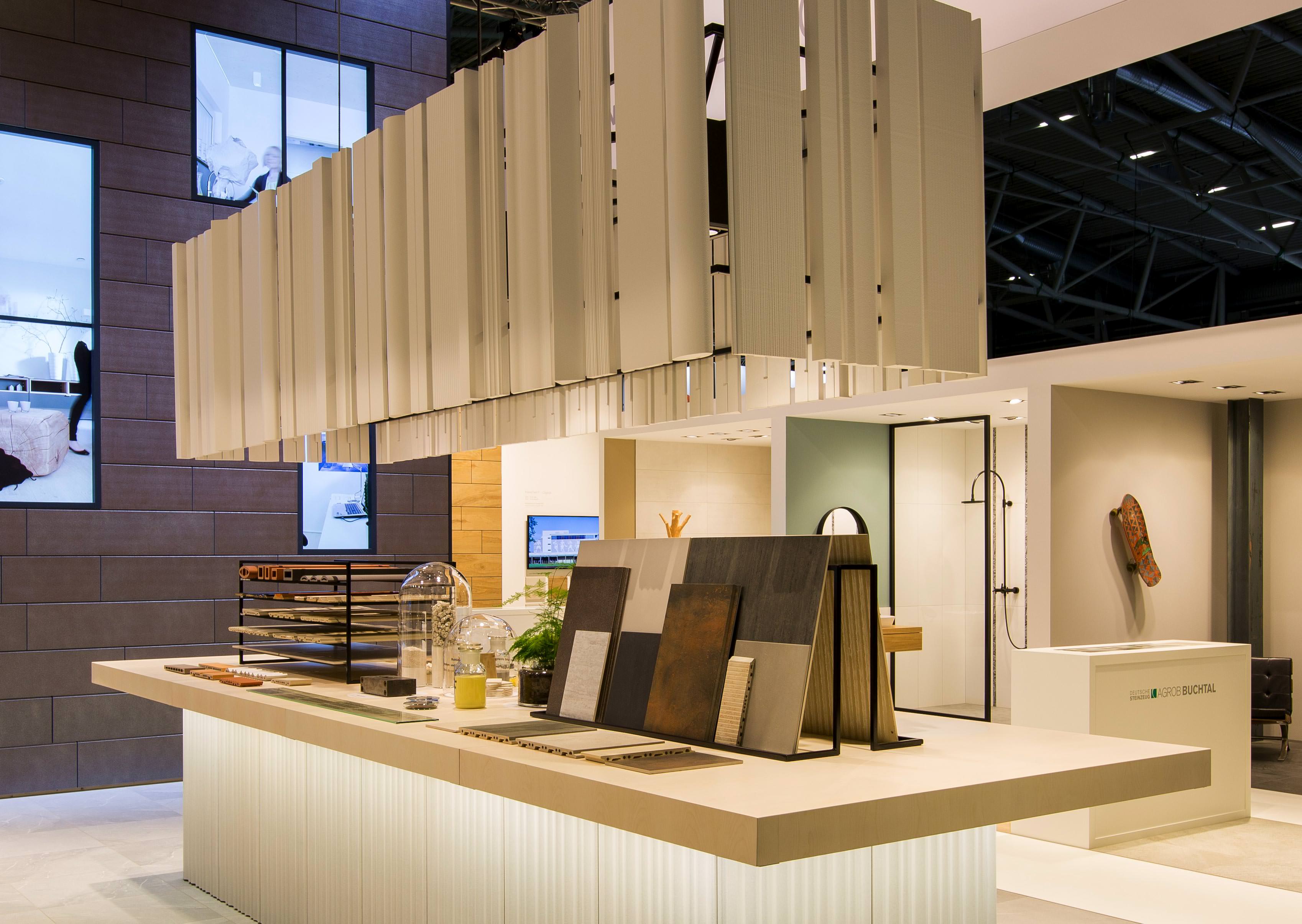 Keramik drängt an die Fassade