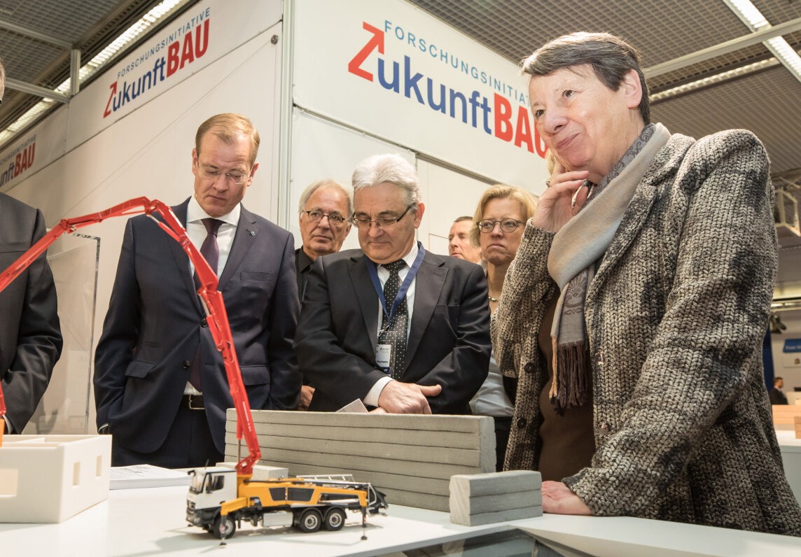 Barbara Hendricks am Stand der Forschungsinitiative Zukunft Bau des BMUB und des BBSR. Dort ließ sich die Bundesministerin einige Forschungsergebnisse vorstellen.