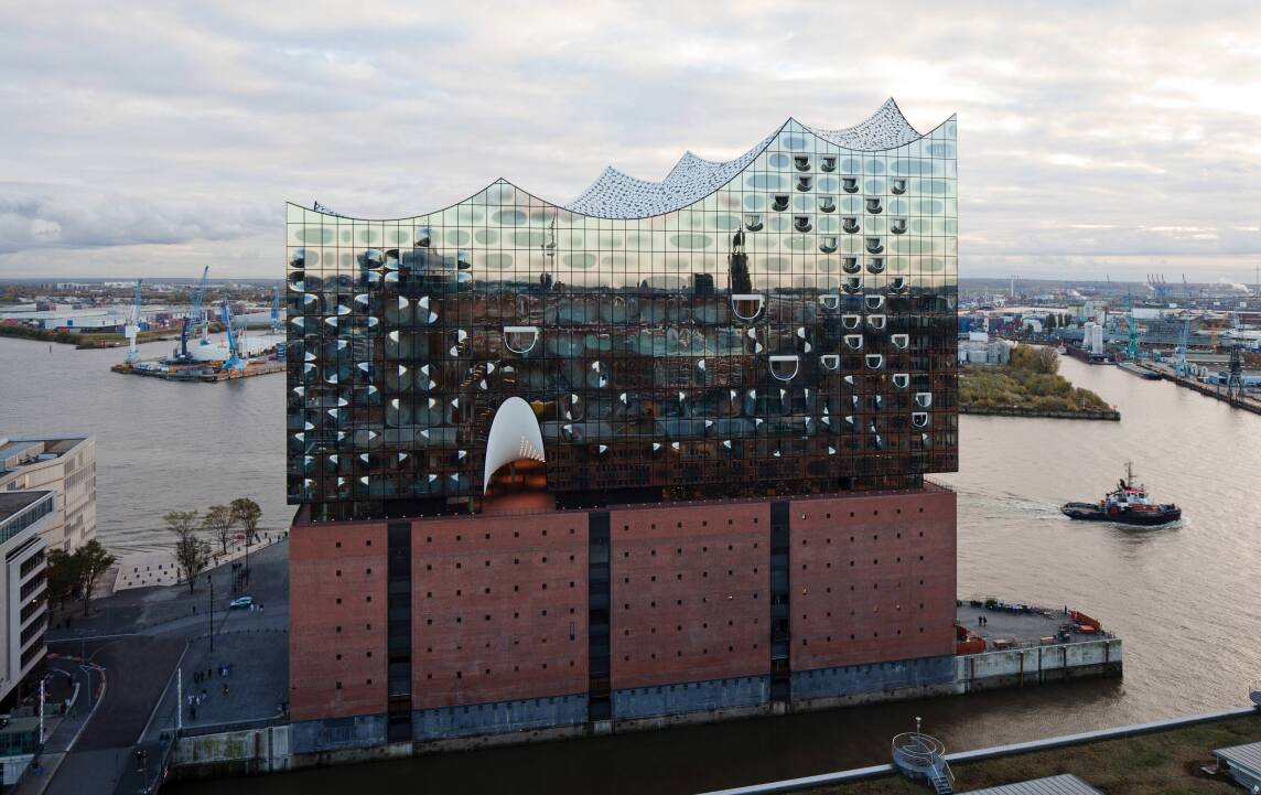 spiegelnde Fassade der Elbphilharmonie