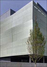 Schüco erweitert sein Portfolio um das textile Fassadensystem Facid