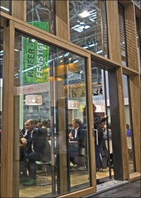 Neue Leichtigkeit in der Glasfassade à la Kneer mit rahmenlos integrierter Hebe-Schiebe-Tür