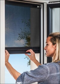 Abhilfe (nicht nur) für Mieter: Außenrollo zur schraubenlosen Montage