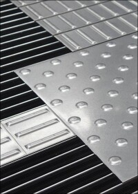 Besondere Kombination: Sauberlaufzone mit taktilem Edelstahl-Bodenleitsystem