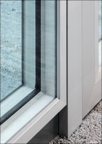 Wandbündige F30-Brandschutzverglasung passend zur über 30 Jahre alten Fecofix-Glastrennwand