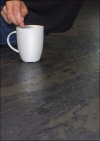 Norament Arago - ein neuer Kautschuk-Boden fürs strapazierte Repräsentative in zwölf Grautönen