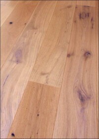 Mehr Originalität geht wohl kaum: Holzböden in Rohholz-Optik à la Bembé