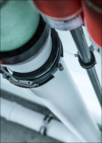 Rehau ergänzt Raupiano PLUS um selbstklebende Brandschutzbänder und Anschlussstück für Hebeanlagen