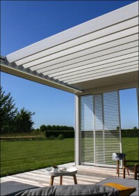 Variationen von Gartenfreudenverstärkern (gemeint sind Terrassenüberdachungen mit Lamellendach)