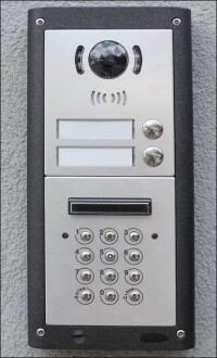 Vandalismusgeschützte Video-Türsprechanlage mit Smart Home-Anschluss neu von Somfy