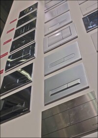 Neue WC-Betätigungsplatten von Schell - von minimalistisch, über klassisch-modern, bis elektronisch