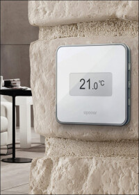 Smatrix Style: flacher Funk-Raumthermostat von Uponor für Räume mit Heiz- bzw. -kühlflächen