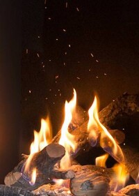 Weltweit erster Gaskamin dank „Natural Spark Generator“ mit Funkenflug