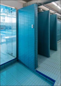 Mit Farben und Fliesen-Formaten die Mächtigkeit eines Freizeit- und Sportbades bändigen