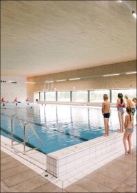 Holz im Hallenbad? Lignotrend-Akustikpaneele verbessern Raumakustik im „De IJsselslag“