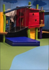 Fugenloser Fallschutzboden für ein Indoor-„Stadt-Land-Fluss“-Spieleparadies