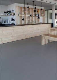 Gesünder arbeiten im „grünen“ Bürogebäude mit Kautschukboden und Blick auf die Elbphilharmonie