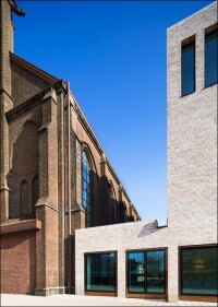 Roter Stein, weiße Wirkung: Wasserstrich-Backstein vermittelt beim Musikforum Bochum zwischen Alt und Neu