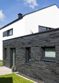 Kontrastprogramm: WDVS mit Schieferriemchen und weißem Putz im Klinkerland