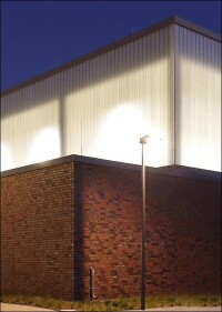 Dreifeldsporthalle mit leuchtender „Laterne“ aus Profilglas und TWD