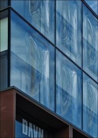 Glasfassade mit Blobs verwandelt verschlossen wirkenden 1970er-Bibliotheksbau