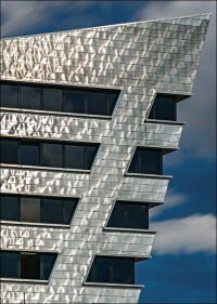 Libeskinds Leuphana-Campusgebäude schützt seine Räume per schaltbarem EControl-Isolierglas