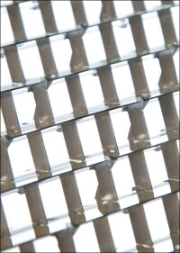 Okasolar 3D Sonnenschutzraster kombiniert Tageslicht&shy;steu&shy;erung mit Sonnenschutz bei Dachverglasungen