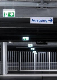 Parkhaus für ein autofreies Stadtviertel smart beleuchtet