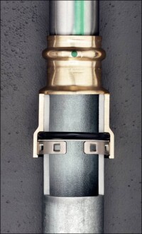 Rotguss-Übergangsstück verbindet alte und neue Rohrwelten