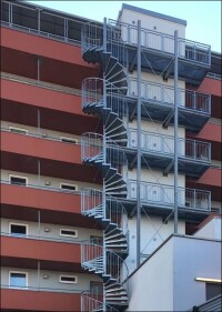 21 m hohe Spindeltreppe als vom Brandschutz geforderte Fluchttreppe