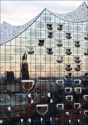 Wie eine spiegelnde Teilbeschichtung zur besonderen Charakteristik der Elbphilharmonie beiträgt