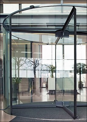 Hochtransparente Ganzglas-Karusselltür von Tormax kommt ohne Mittelsäule aus