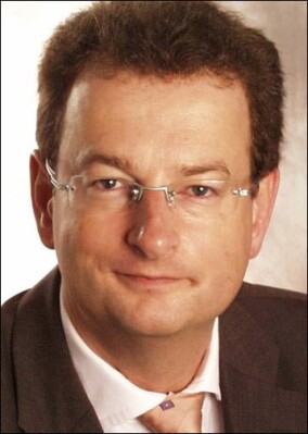 Dr.-(Licht-)Ing. Ernst Smolka wird Geschäftsführer der Hess GmbH Licht + Form