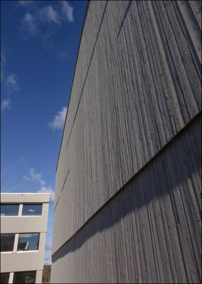 Ausgezeichneter Plusenergie Holz-Schulbau bis in die letzte Farbschicht nachhaltig