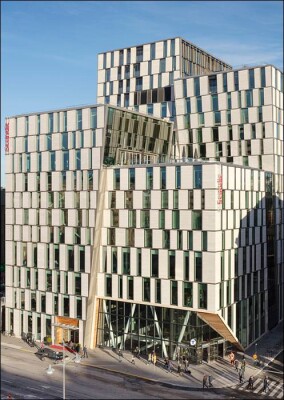 Unrhythmisch harmonisch: Moderne Naturstein-Fassade mitten in Stockholm