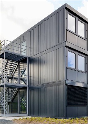 Satellitensteuerung aus u.a. dreiunddreißig 14 Meter langen Raummodulen