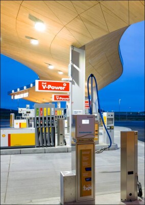 „Tank- und Rastanlage der Zukunft“ prägnant und weithin sichtbar von Erco beleuchtet