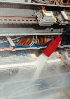 Elektrische Anlagen unter Spannung reinigen