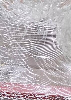 Neuartige Sensortechnik erkennt dank Faser-Bragg-Gitter jegliche Angriffe auf Fensterscheiben