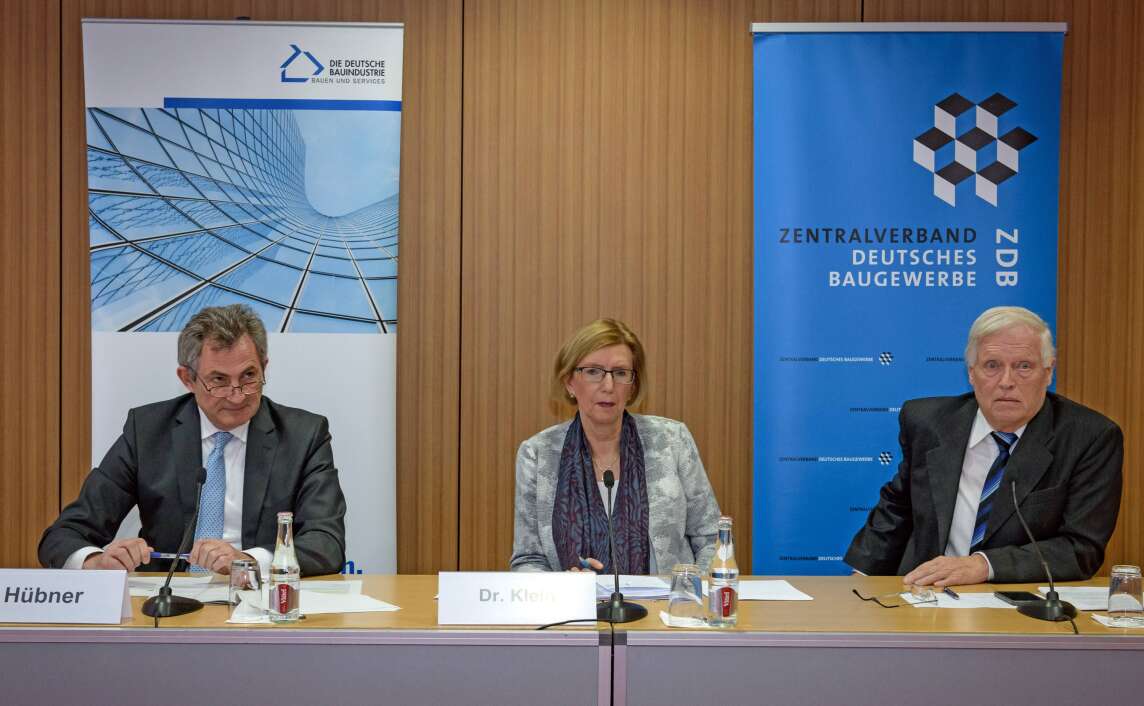 Dipl.-Ing. Peter Hübner, Dr. Ilona Klein (ZDB-Presse-Sprecherin) und Dr.-Ing. Hans-Hartwig Loewenstein