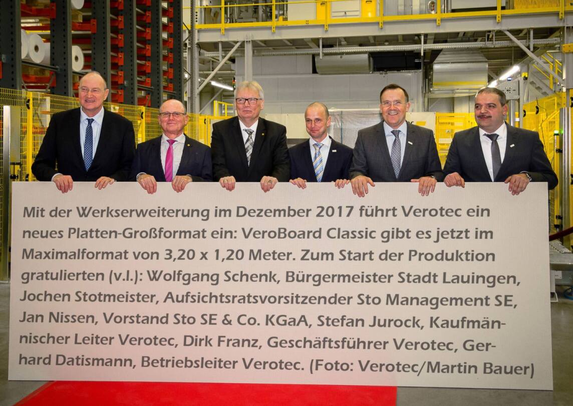 Mit der Werkserweiterung im Dezember 2017 führt Verotec ein neues Platten-Großformat ein: VeroBoard Classic gibt es jetzt im Maximalformat von 3,20 x 1,20 Meter. Zum Start der Produktion gratulierten (v.l.): Wolfgang Schenk, Bürgermeister Stadt Lauingen, Jochen Stotmeister, Aufsichtsratsvorsitzender Sto Management SE, Jan Nissen, Vorstand Sto SE & Co. KGaA, Stefan Jurock, Kaufmännischer Leiter Verotec, Dirk Franz, Geschäftsführer Verotec, Gerhard Datismann, Betriebsleiter Verotec. (Foto: Verotec/Martin Bauer)