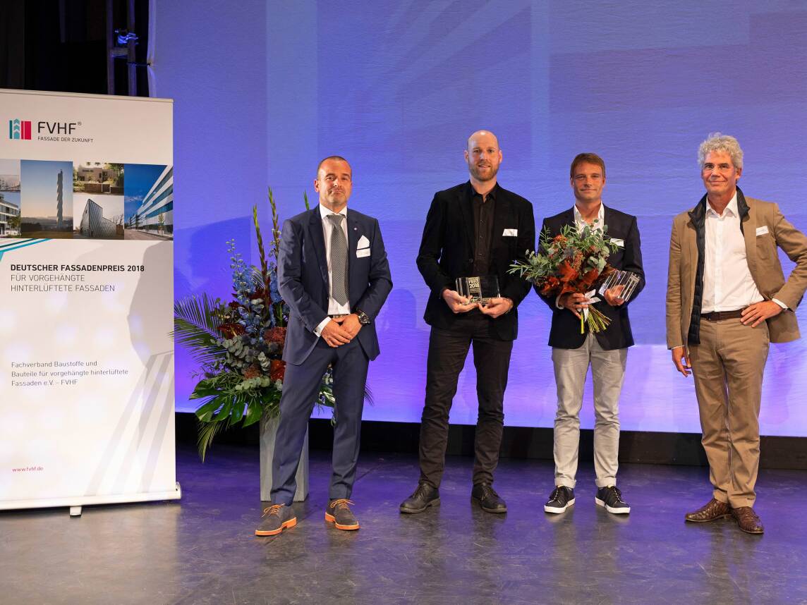 Andreas Reinhardt (FVHF), Jonas Faber und Prof. Jan Kliebe (MGF Architekten), Till Schneider (schneider+schumacher, Jurymitglied) - Foto © FVHF e.V., Dirk Heckmann