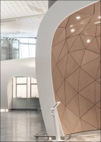 Frei geformte Pavillons nach dem Vorbild nordischer Felsen im Terminal 2 des Osloer Flughafens